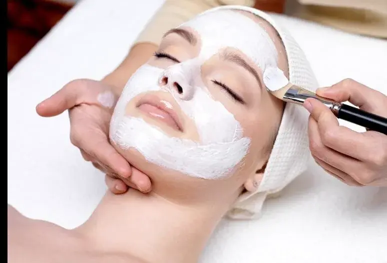 Applicazione di una maschera viso durante un trattamento professionale